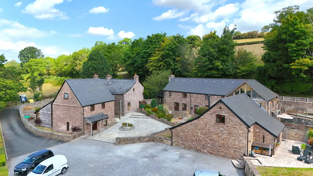 Pendre Courtyard, Cathedine, LD3, photo 27
