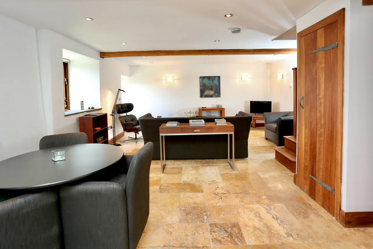 Pendre Courtyard, Cathedine, LD3, photo 11