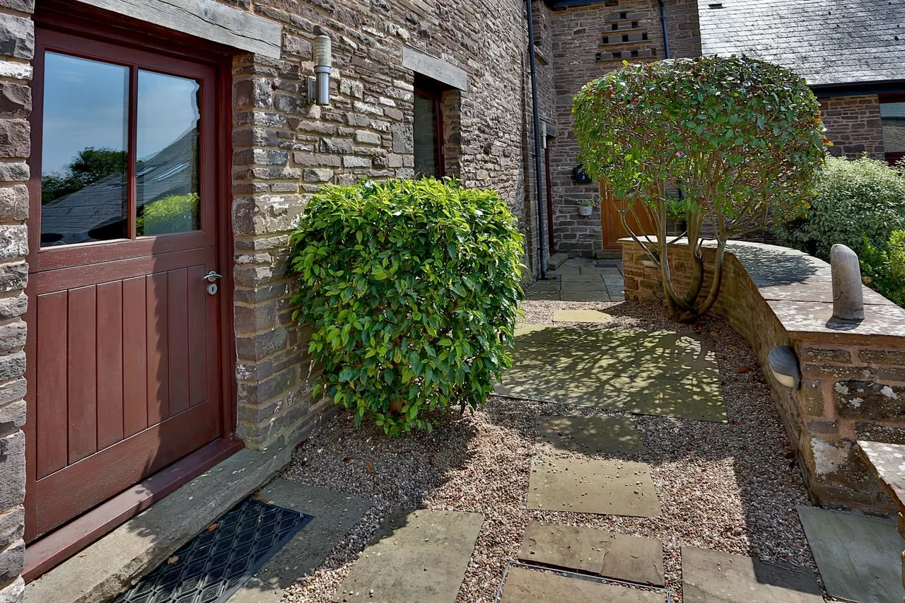 Pendre Courtyard, Cathedine, LD3, photo 21