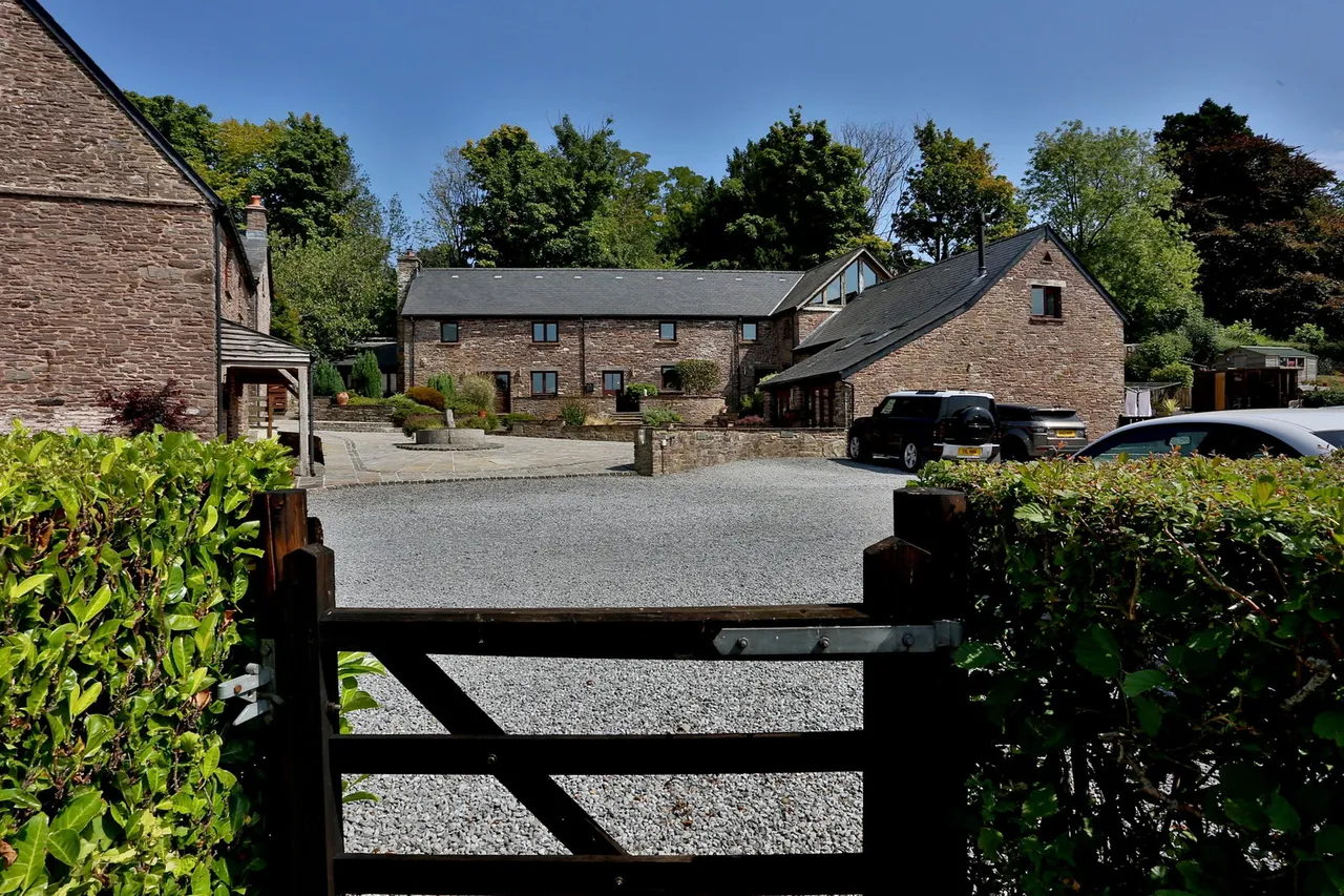 Pendre Courtyard, Cathedine, LD3, photo 6