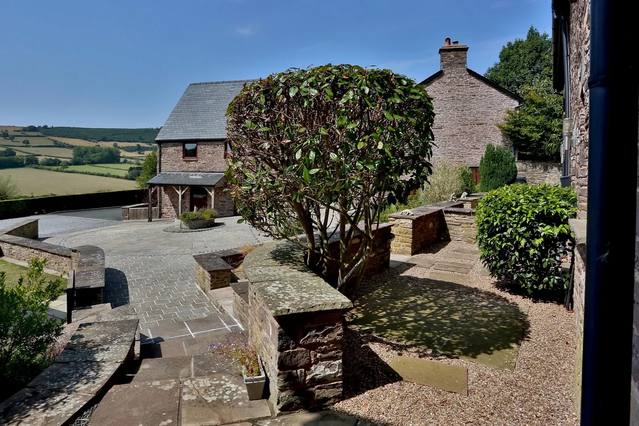 Pendre Courtyard, Cathedine, LD3, photo 22