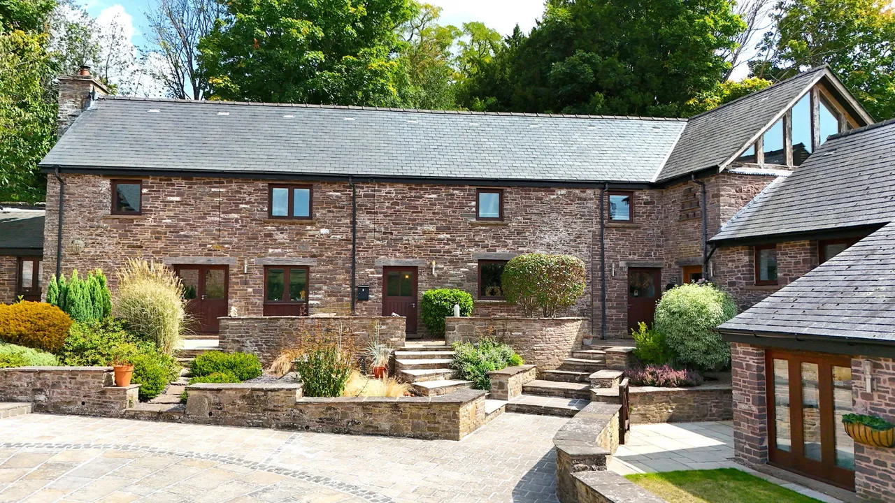 Pendre Courtyard, Cathedine, LD3, photo 30