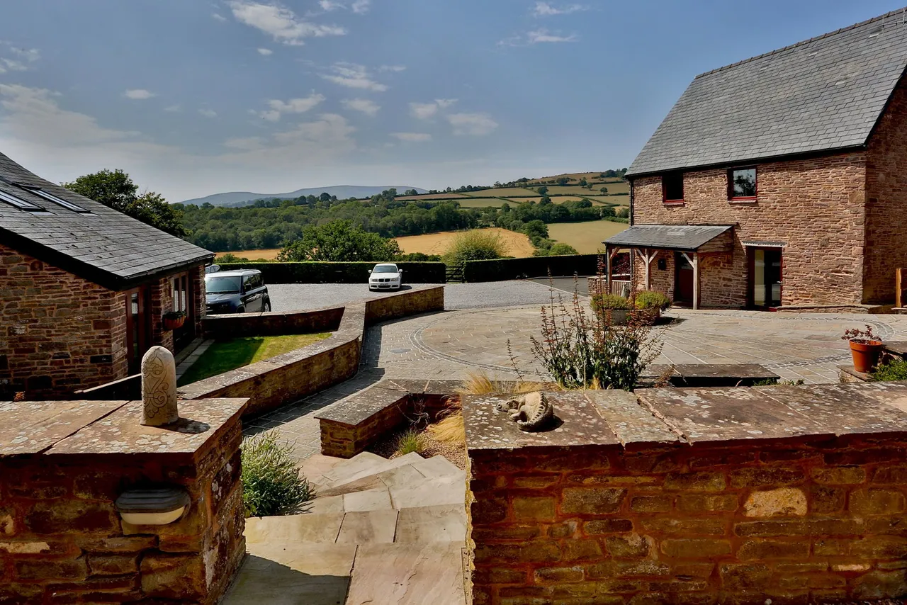 Pendre Courtyard, Cathedine, LD3, photo 5