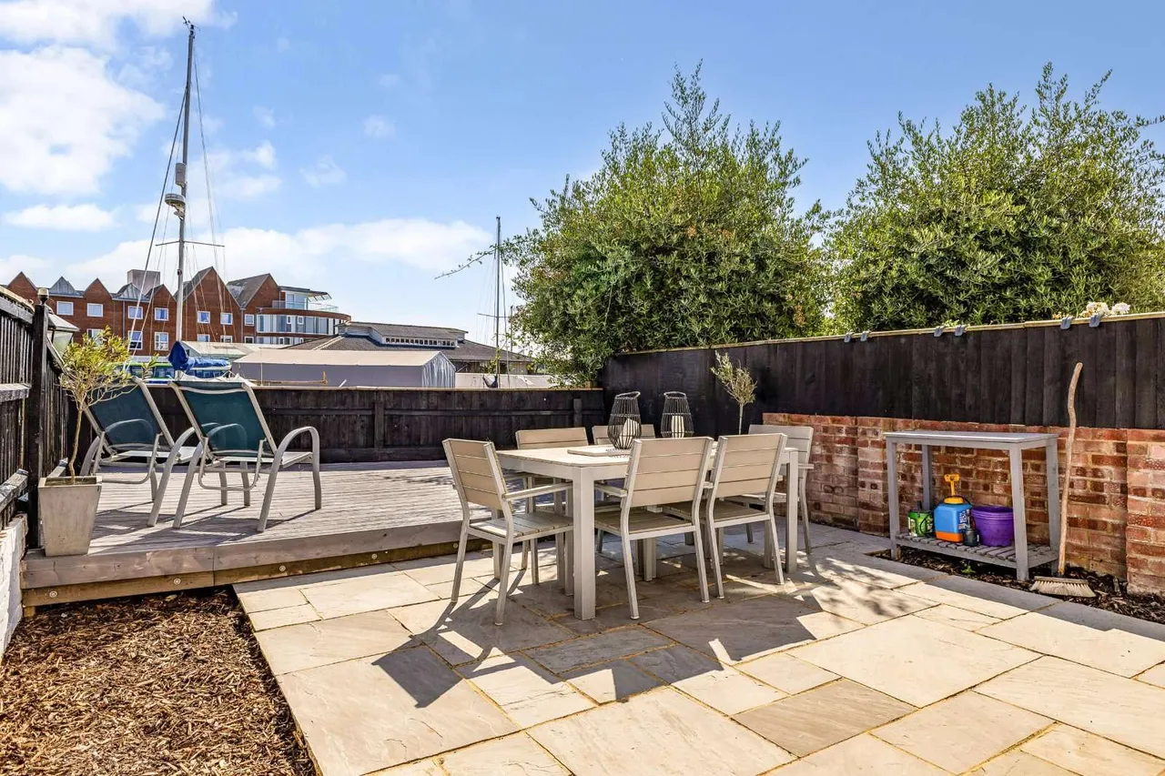 Trafalgar Place, Lymington, Hampshire, SO41 9BN, photo 4