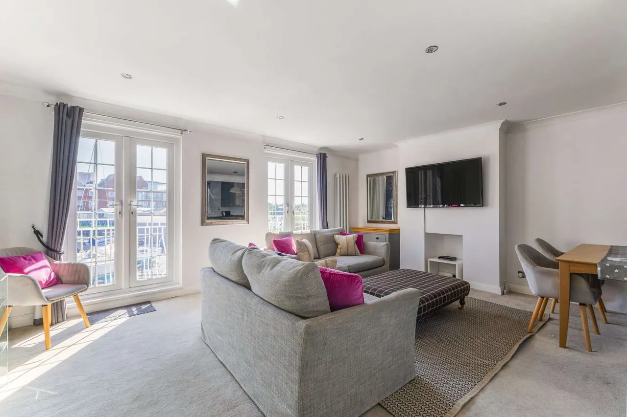 Trafalgar Place, Lymington, Hampshire, SO41 9BN, photo 2