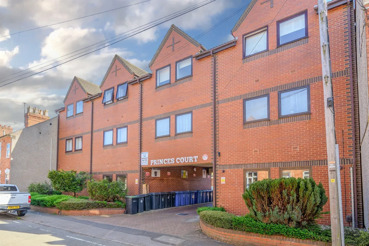 2 bed flat for sale, Princes Street, Kettering, NN16