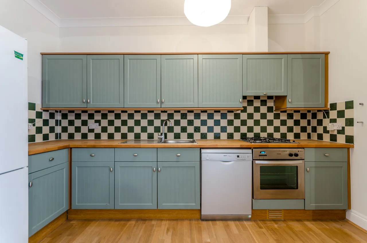 2 bed flat to rent — Basement Flat, 125 Grosvenor Avenue, London