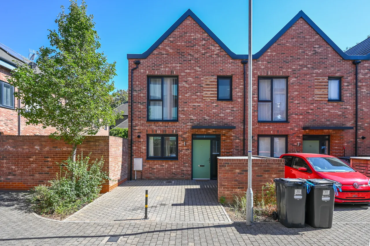 3 bed house for sale — 9 Reynard Way, Brentford