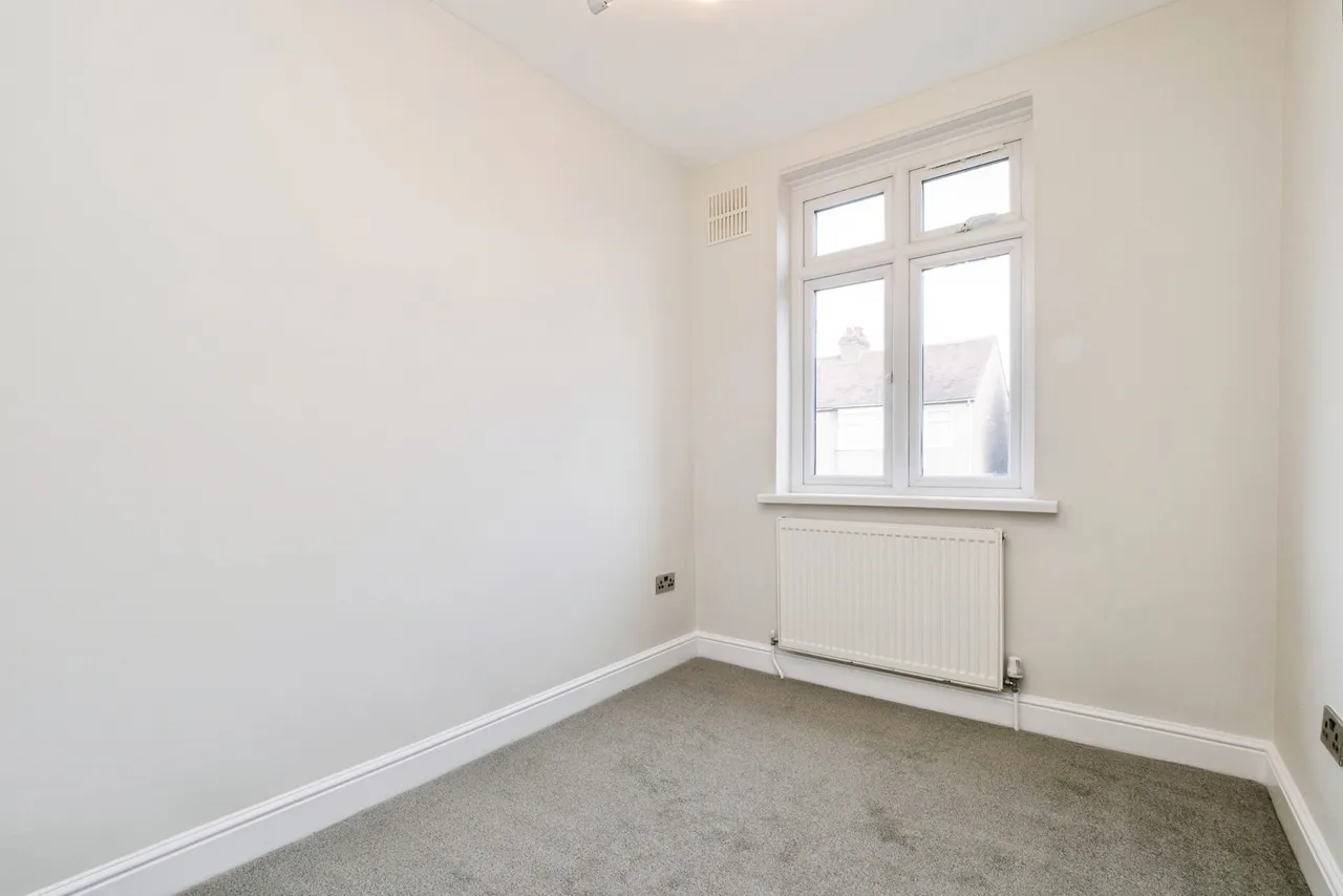 Wainfleet Avenue, Romford, RM5, photo 13