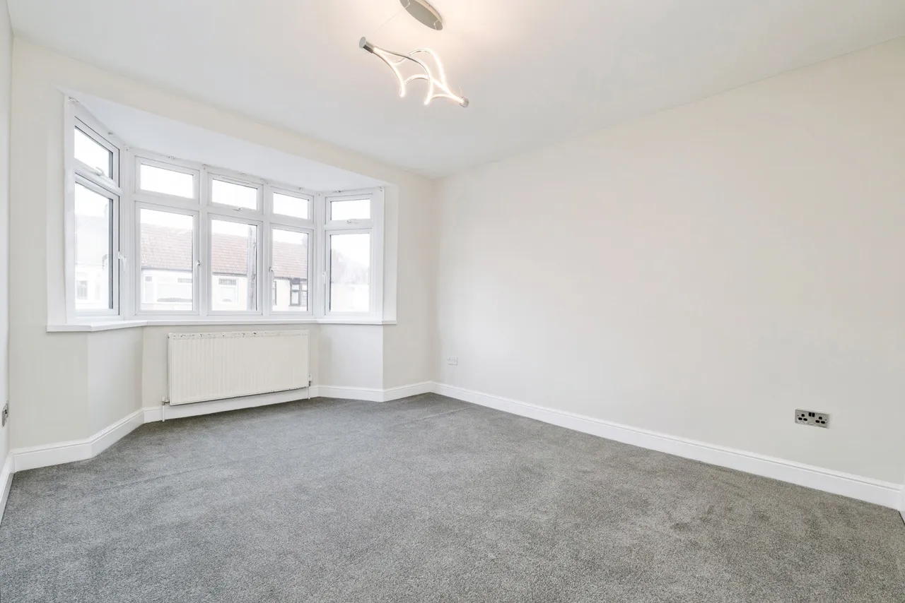 Wainfleet Avenue, Romford, RM5, photo 11