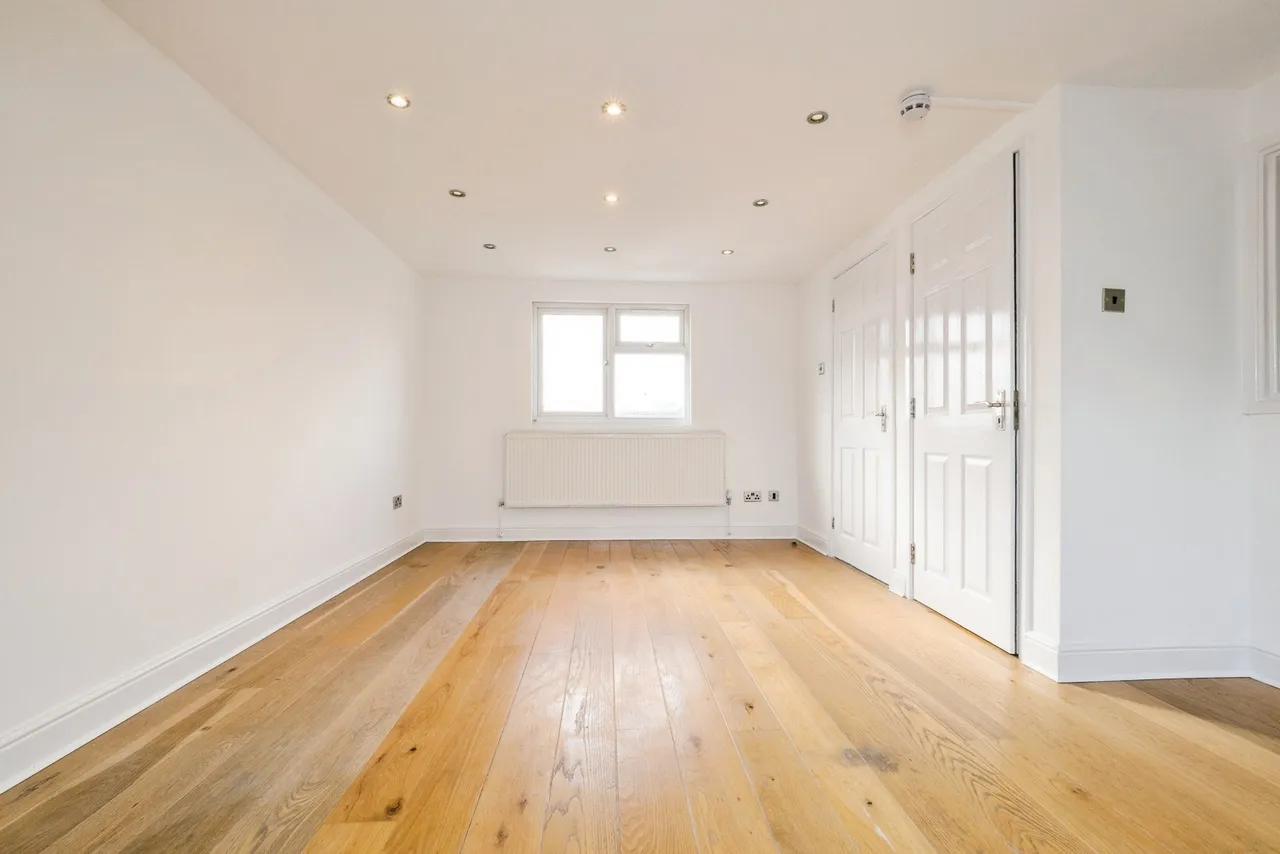 Wainfleet Avenue, Romford, RM5, photo 9