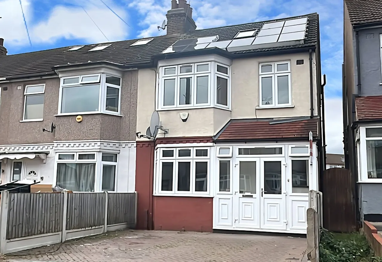 4 bed house for sale — Wainfleet Avenue, Romford, RM5