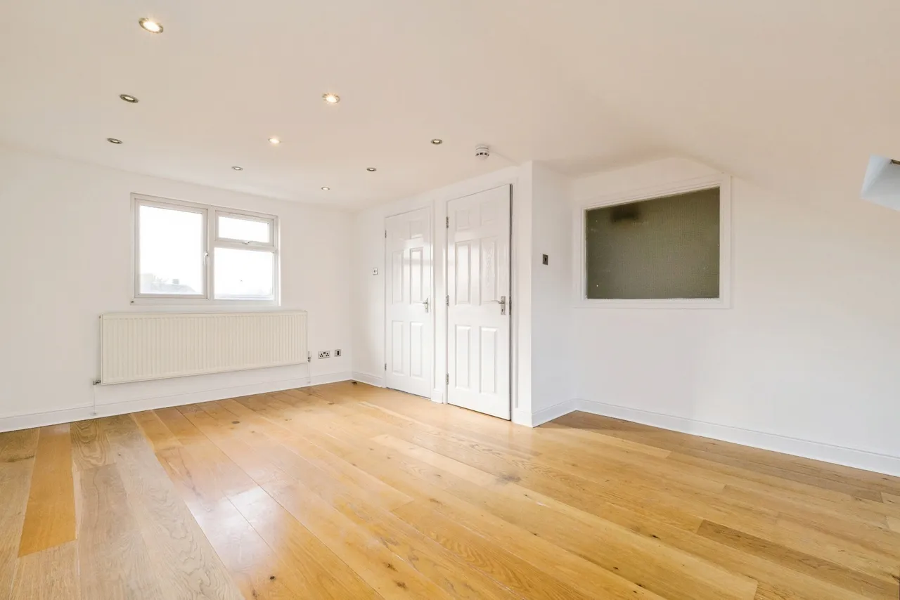 Wainfleet Avenue, Romford, RM5, photo 8