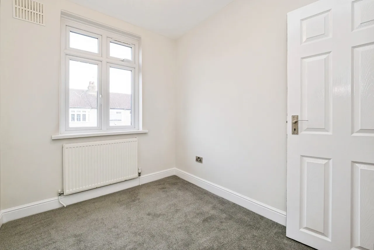 Wainfleet Avenue, Romford, RM5, photo 14