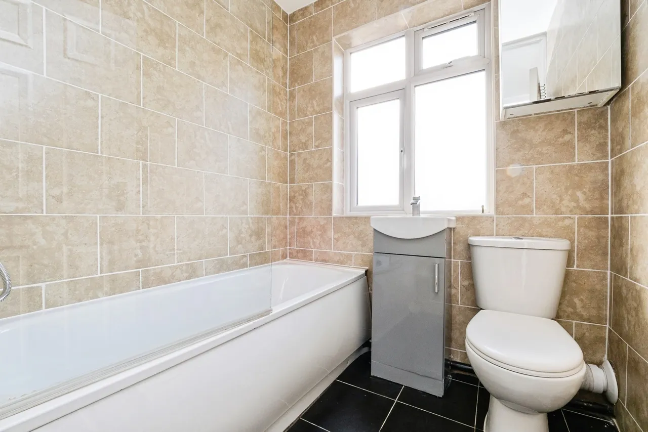 Wainfleet Avenue, Romford, RM5, photo 15