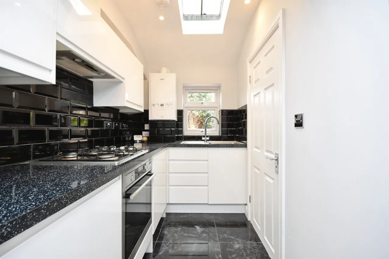 Victoria Road, Warley, Brentwood, photo 9