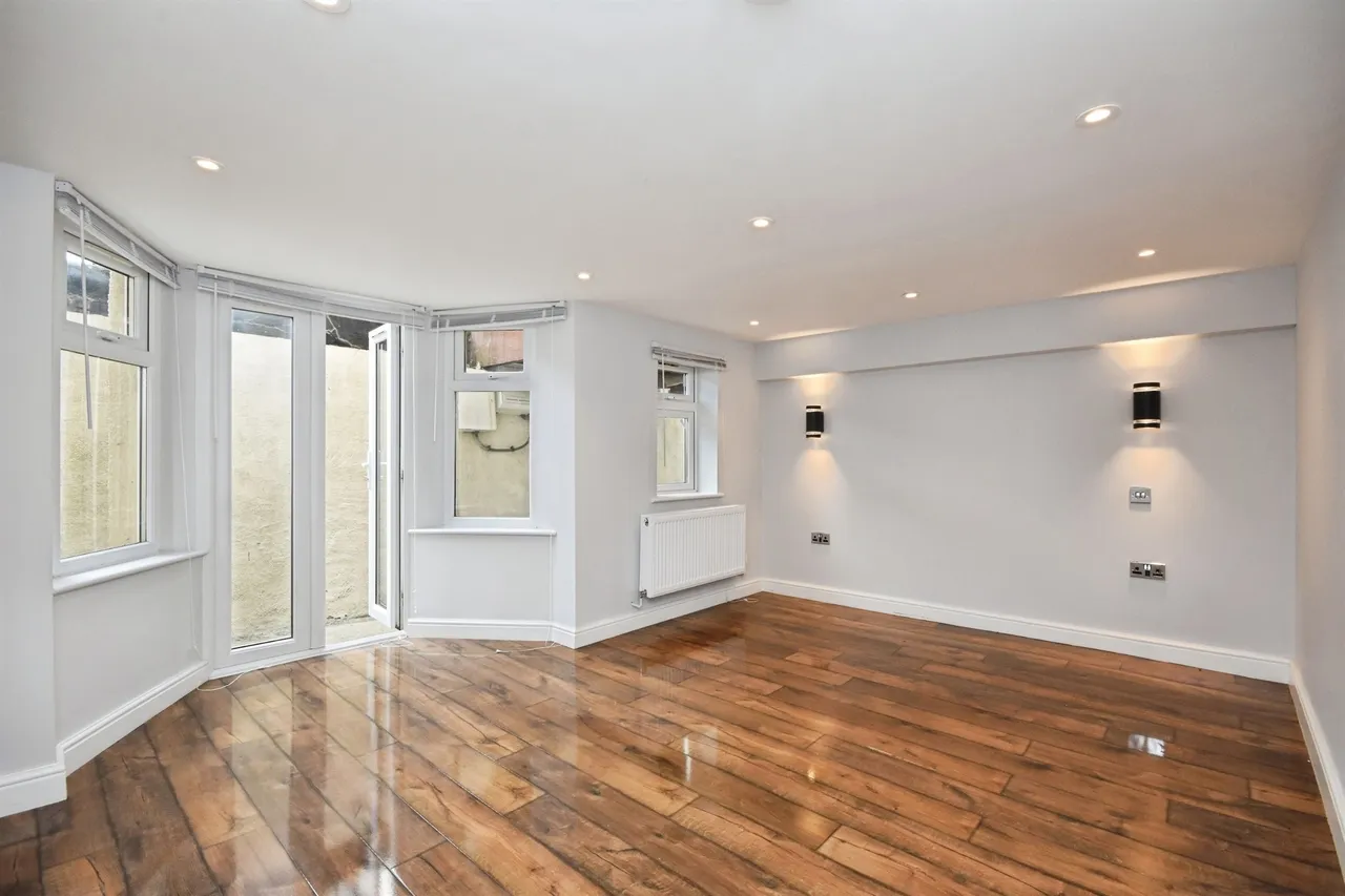 1 bed flat for sale — Victoria Road, Warley, Brentwood