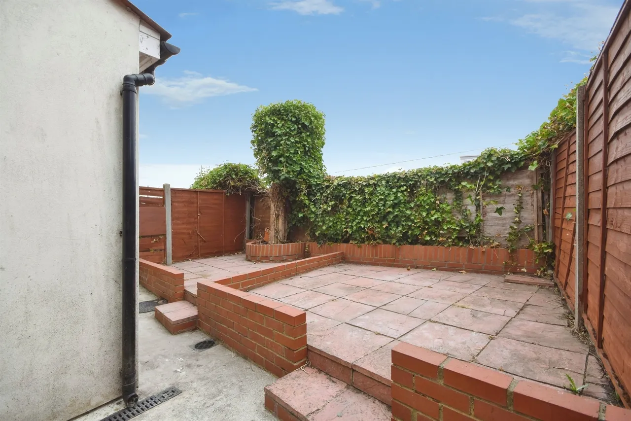 Victoria Road, Warley, Brentwood, photo 2