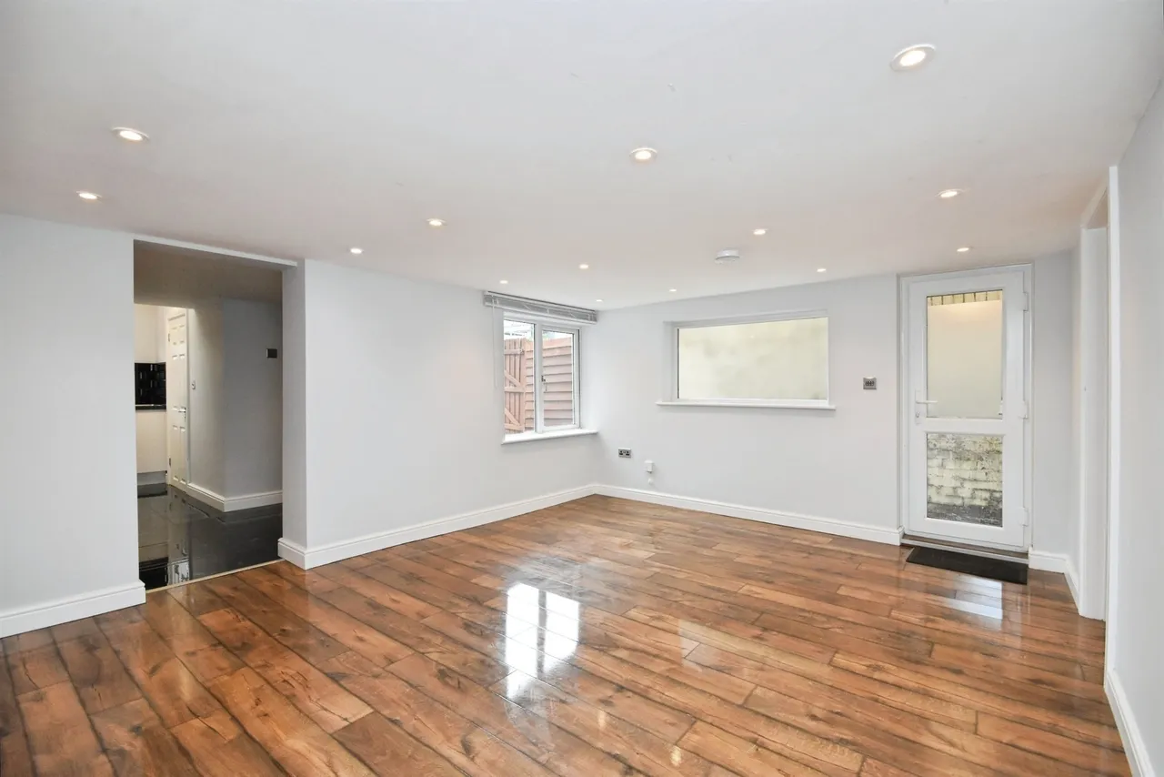 Victoria Road, Warley, Brentwood, photo 8