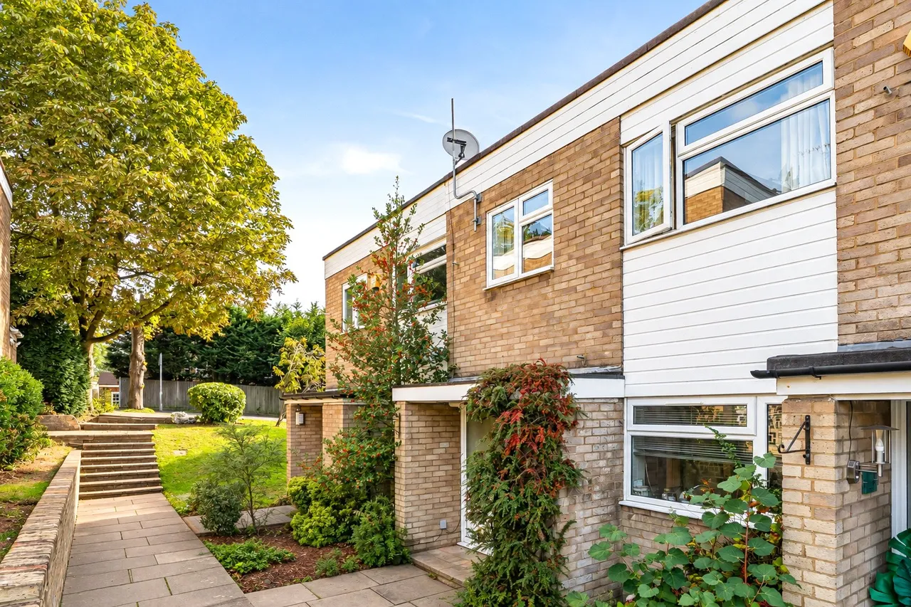 2 bed house for sale, Chesham Court, Northwood, HA6