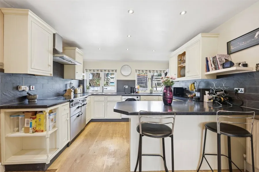 with 3 bedrooms in Albury, Ware, SG11, photo 19
