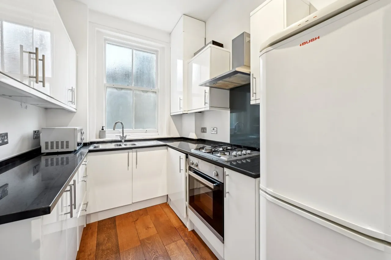 Vauxhall Bridge Road, London, SW1V, photo 2