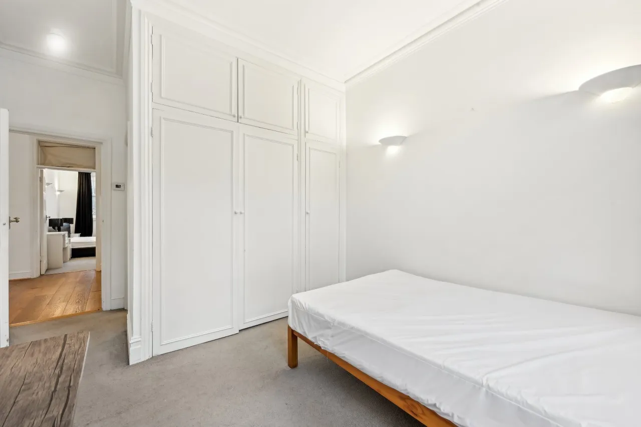 Vauxhall Bridge Road, London, SW1V, photo 10