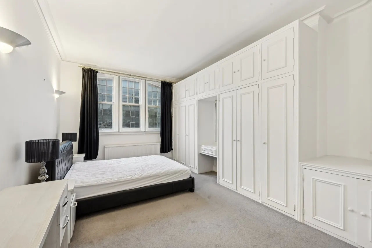 Vauxhall Bridge Road, London, SW1V, photo 3