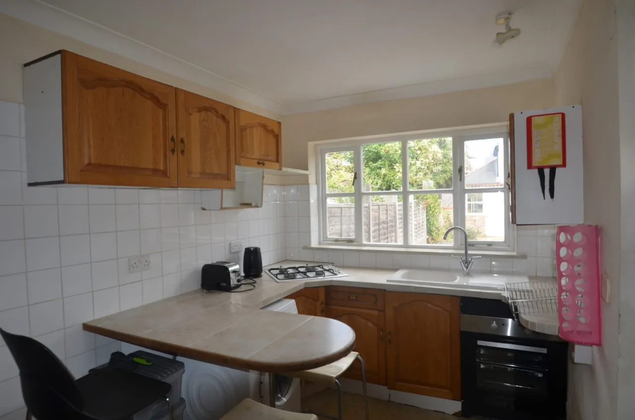 Alexandra Road, Englefield Green, photo 2
