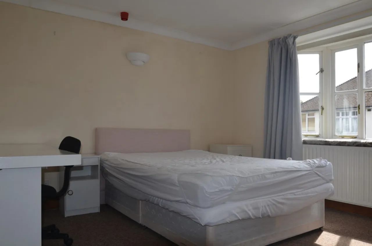 Alexandra Road, Englefield Green, photo 6