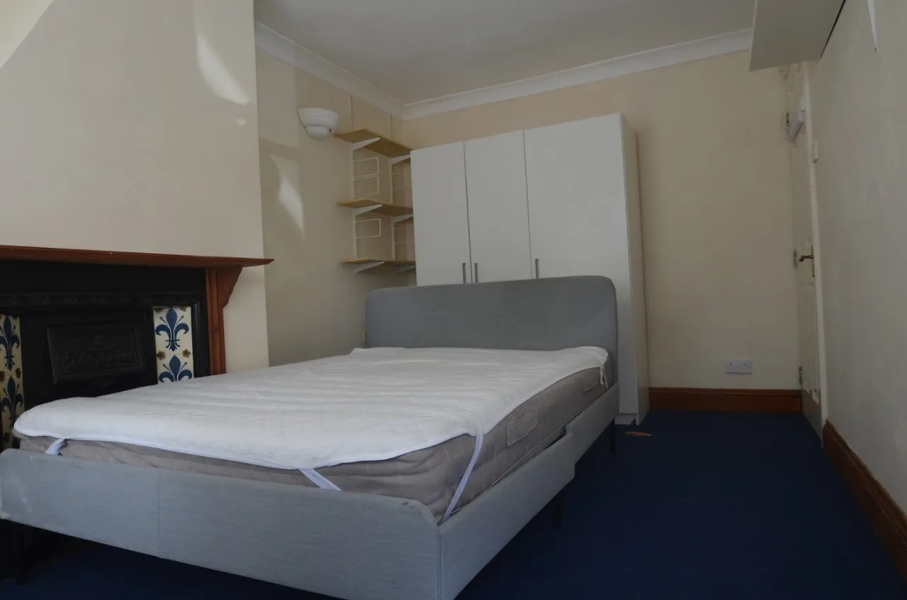 Alexandra Road, Englefield Green, photo 7