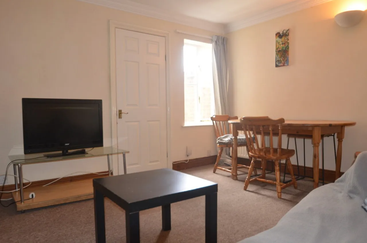 Alexandra Road, Englefield Green, photo 4