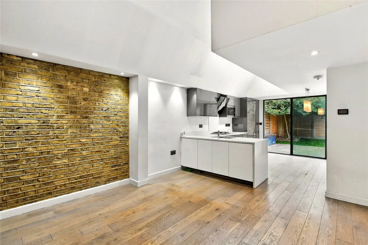 3 bed flat for sale — Eardley Road, Furzedown