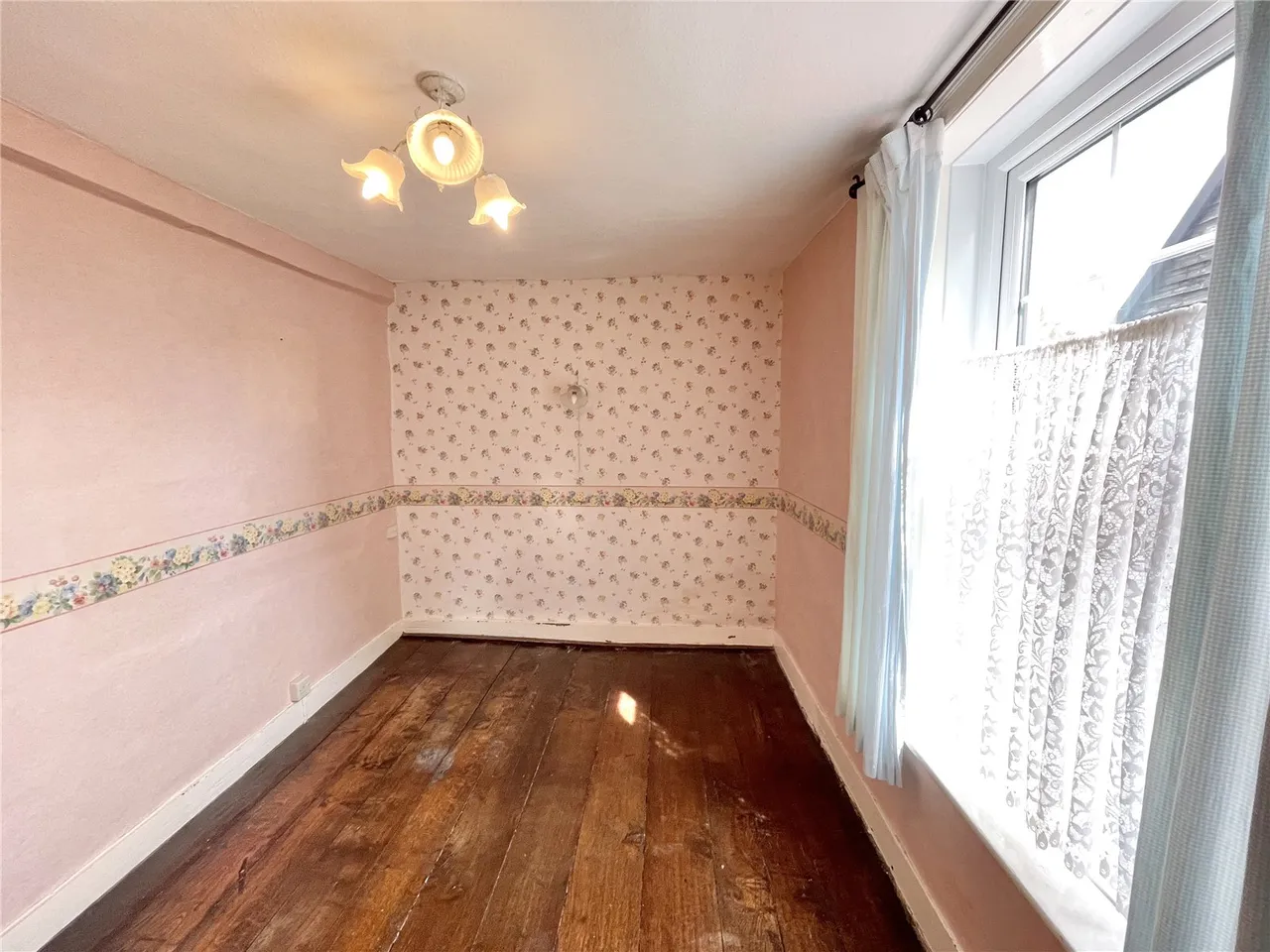 Bedroom House Plus Self Contained Flat And Retail Space, Riverside House, photo 9