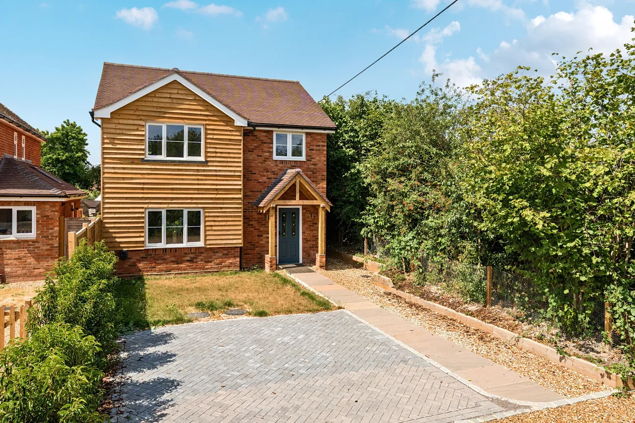 3 bed house for sale — Thurstons Estate, Binsted, GU34