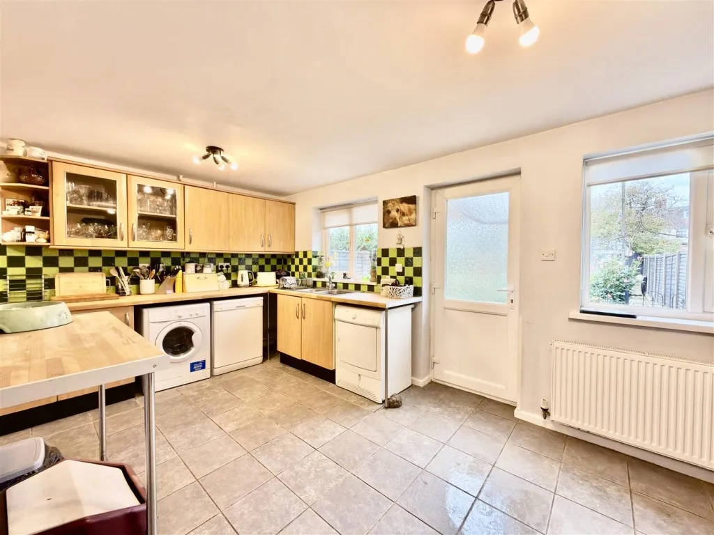 Tiverton Road, Swindon, photo 6