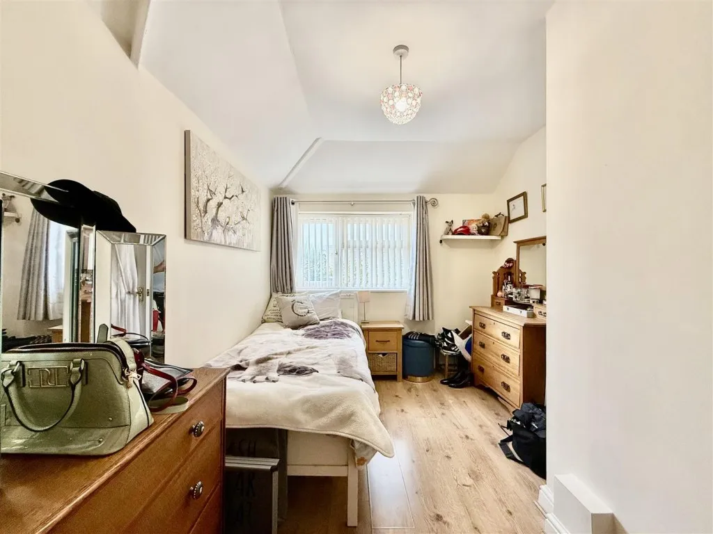 Tiverton Road, Swindon, photo 11