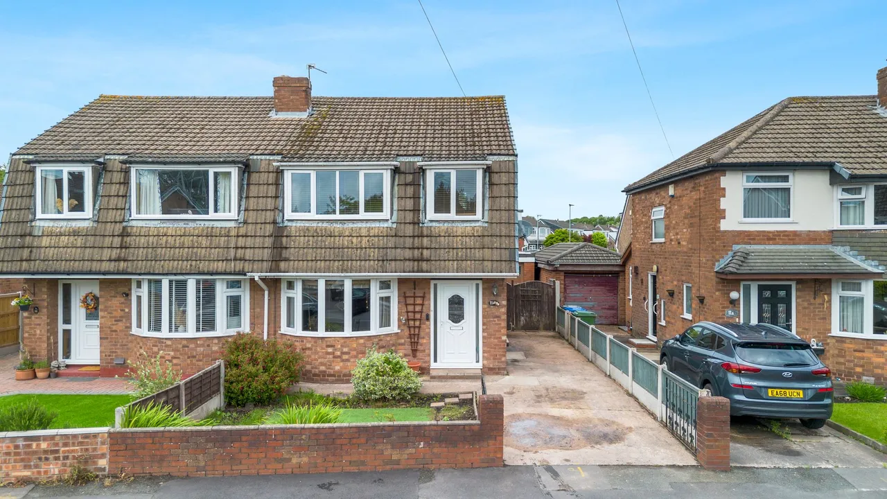 3 bed house for sale — Berkshire Drive, Woolston, Warrington, WA1 4EX