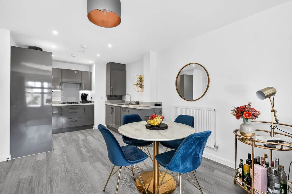 65 Bell Farm Way Hersham, Walton-On-Thames KT12 5BQ, photo 8