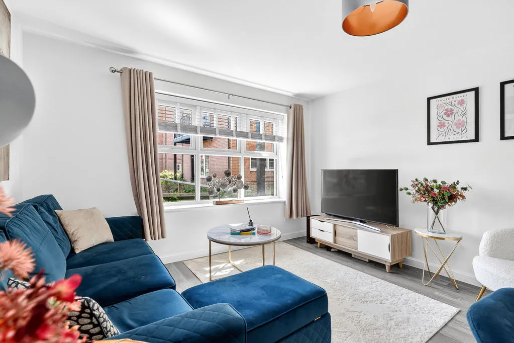 65 Bell Farm Way Hersham, Walton-On-Thames KT12 5BQ, photo 2