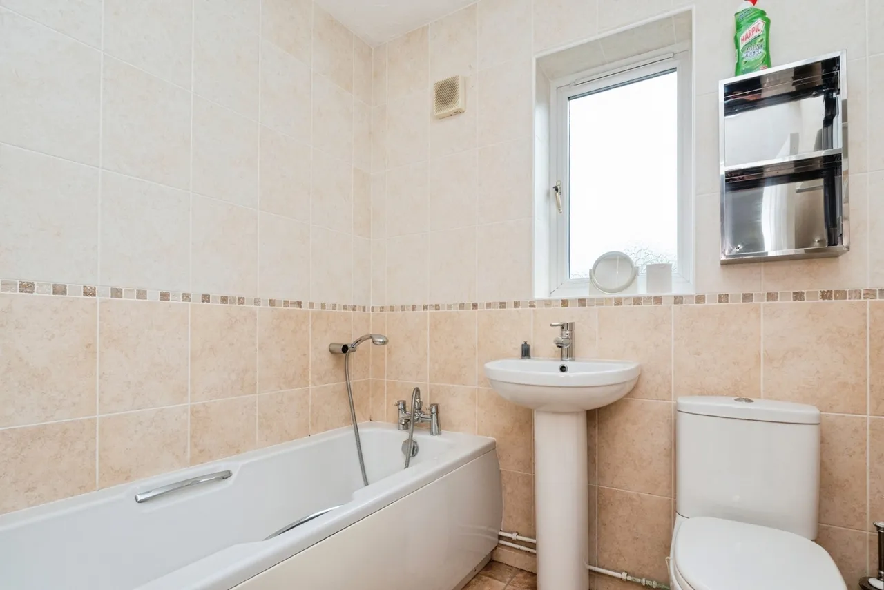 Cumberland Close, Ilford, IG6, photo 13