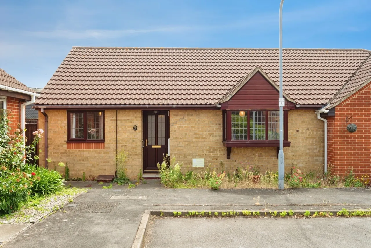 2 bed house for sale — Cumberland Close, Ilford, IG6