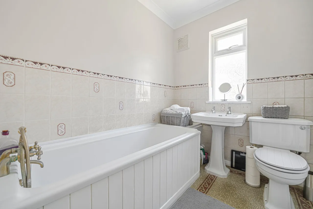 River Walk, Walton On Thames, KT12, photo 8