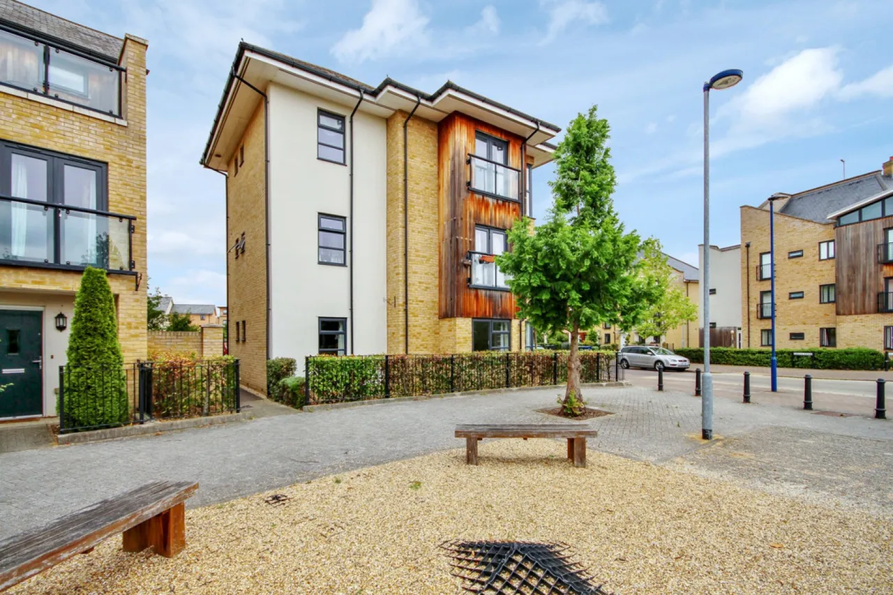 2 bed flat to rent — Circus Drive