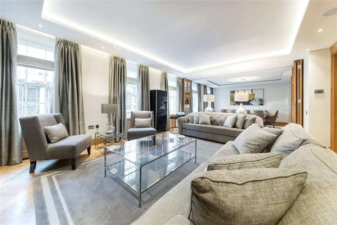 3 bed flat to rent — Upper Grosvenor Street, London, W1K 2NW