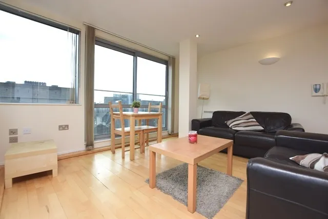 2 bed flat to rent, West Street, S1