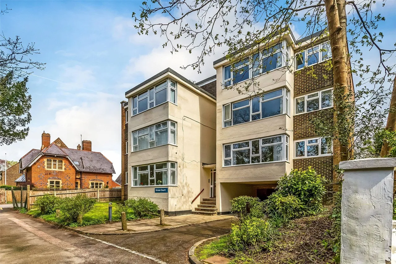 3 bed property for sale, Falkland Grove, Dorking, RH4