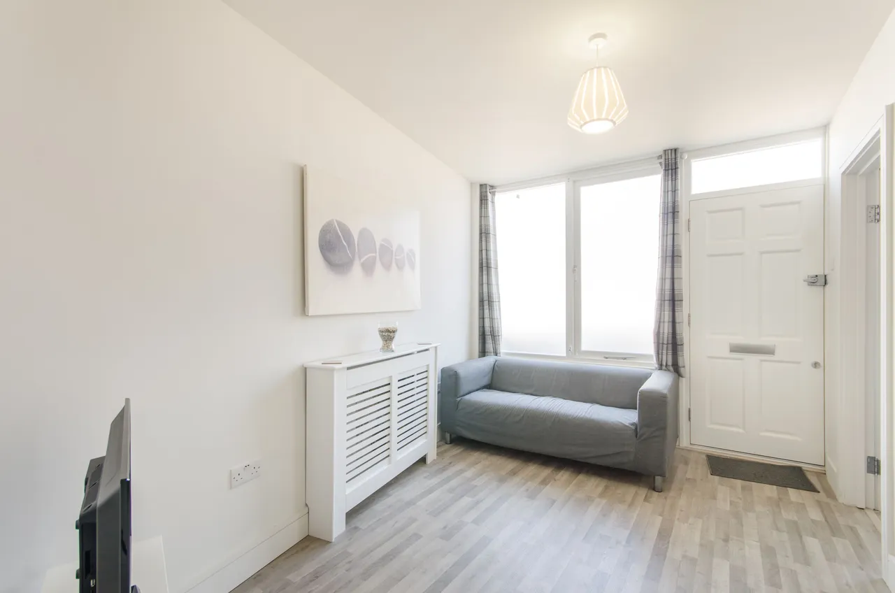 654 Garratt Lane, London, photo 5