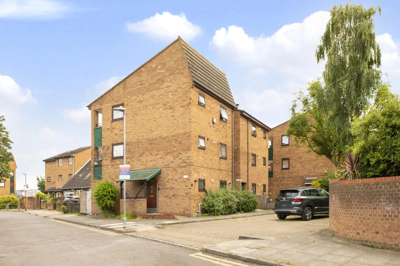 Empire Wharf Road, London, E14, photo 3