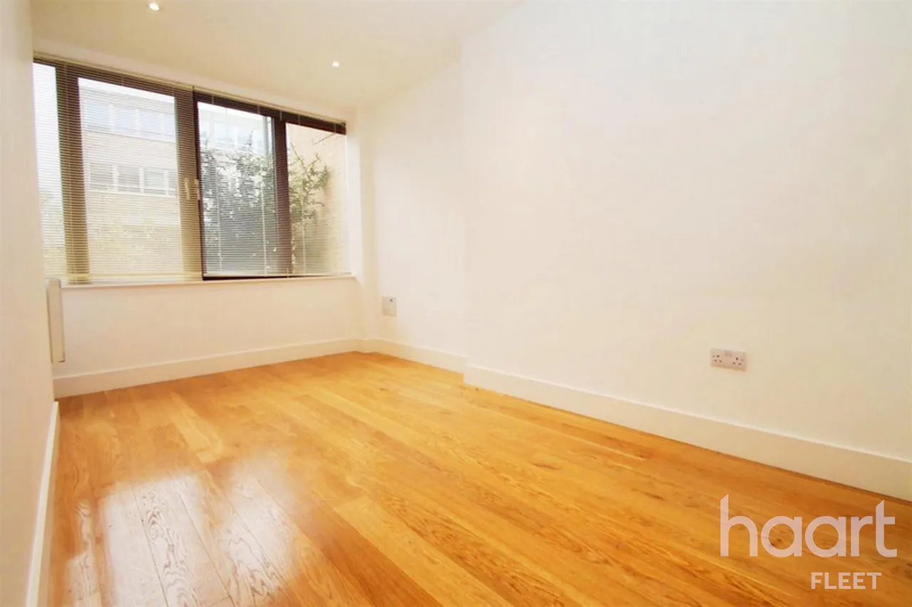 Victoria Road, GU14, photo 4